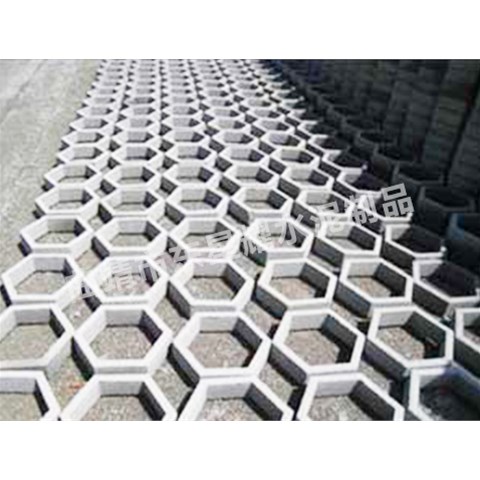 在寒冷地區(qū)，護(hù)坡磚是否會因凍融循環(huán)出現(xiàn)碎裂，選擇時(shí)需重點(diǎn)關(guān)注哪些材質(zhì)特性？